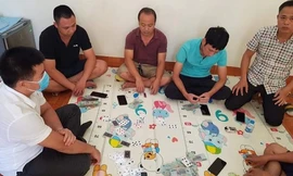 Các "con bạc" bị bắt quả tang khi đang sát phạt nhau - Ảnh: Hoàng Long