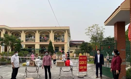 Người từ "vùng đỏ" về tỉnh Nam Định bắt buộc phải cách ly tập trung nếu chưa tiêm đủ 2 mũi vắc xin phòng COVID-19 - Ảnh: Hoàng Long