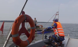 Hải đội 2 lai dắt tàu bị nạn và 2 ngư dân về đất liền an toàn - Ảnh: BĐBP NB