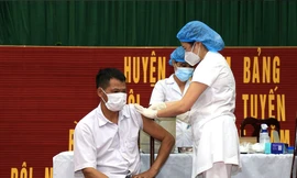 Xét nghiệm, khoanh vùng dịch và tiêm vắc xin là 2 giải pháp chính để dập dịch tại Hà Nam - Ảnh: Hoàng Long