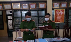 Tang vật cho vay nặng lãi bị công an thu giữ - Ảnh: Hoàng Long