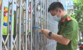 Công an thành phố Thái Bình niêm phong cơ sở mầm non Sao Việt để điều tra - Ảnh: Hoàng Long