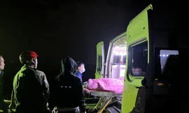 Rạng sáng nay, lực lượng chức năng đã tìm thấy thi thể cháu bé lớp 8 bị sóng biển cuốn trôi - Ảnh: Hoàng Long