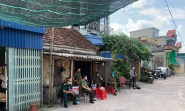 Lực lượng chức năng vẫn chốt trực đầy đủ trước giờ gỡ bỏ phong toả thị trấn Cổ Lễ - Ảnh: Hoàng Long