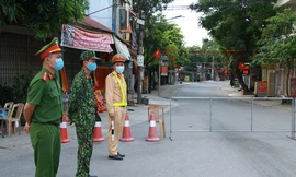 Ngày 8/5, lực lượng chức năng Hà Nam đã phong toả 2 khu dân cư liên quan đến bệnh nhân COVID-19 là nhân viên y tế chùa Tam Chúc - Ảnh: Giang Nam