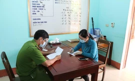 Tại cơ quan công an, bà T.T.T thừa nhận đã sửa giấy kết quả xét nghiệm để đi qua chốt kiểm dịch - Ảnh: Hoàng Long