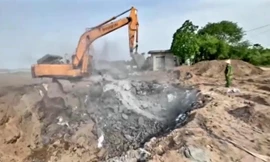 Cơ quan chưcs năng Hà Nam phát hiện lượng chất thải hơn 500 tấn được chôn lấp phía dưới - Ảnh: Hoàng Long