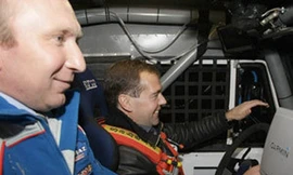 Bức ảnh ông Medvedev(người ngồi phía trong) trên trang web của mình