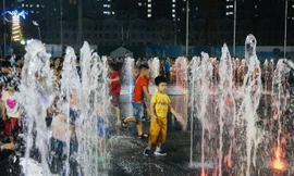 Quảng trường nhạc nước 'khủng' hút người trẻ tại TPHCM