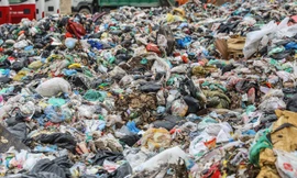 Phát hiện nhiều xe đổ trộm rác thải ở TPHCM