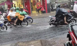 Mưa lớn giờ tan tầm, người Sài Gòn bì bõm lội nước về nhà