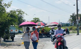 Người Sài Gòn ra phố che chắn kín mít chống chọi với nắng gắt tháng 5