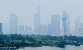 Tiết trời se lạnh, mây mù bao phủ trung tâm TPHCM