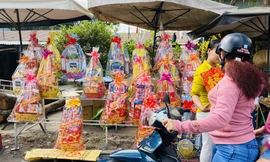 Dân miền Tây 'tay xách, nách mang' quà Tết chúc người thân đầu năm mới