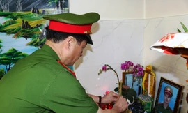 Thứ trưởng Bộ Công an thăm gia đình cán bộ CSGT hy sinh khi làm nhiệm vụ