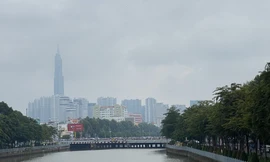 Mây mù che phủ bầu trời TP.HCM, cảnh báo mưa dông có sét