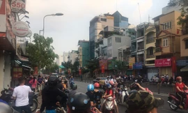 Thanh niên nghi ngáo đá ôm vật giống lựu đạn ở gần ngân hàng Đông Á