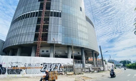 Cận cảnh cao ốc 'đắp chiếu', làm xấu bộ mặt trung tâm Sài Gòn