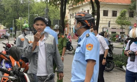 Xử phạt người tụ tập ngồi vỉa hè không đeo khẩu trang ở Sài Gòn