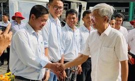 Lãnh đạo UBND TPHCM thăm, chúc tết công nhân xử lý rác