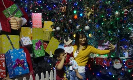 Người dân TPHCM vui chơi đón Giáng sinh trong tiết trời se lạnh