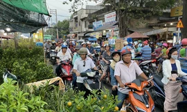 Người Sài Gòn đổ xô đi mua hoa, đường sá kẹt cứng vào cuối ngày