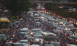 Nghìn người 'chôn chân' trong dòng xe cộ sau cơn mưa lớn ở Sài Gòn