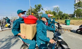 Dưới nắng nóng, lực lượng vũ trang tiếp sức người dân chuyển đồ vào khu cách ly