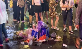 Ngổn ngang rác trên phố đi bộ Nguyễn Huệ sau màn bắn pháo hoa