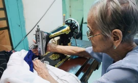 Cảm động Mẹ Việt Nam anh hùng may chăn cho người nghèo dịp Giáng sinh về