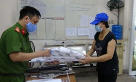 Dân Sài Gòn nộp vũ khí, vật liệu nổ... được tặng 10kg gạo