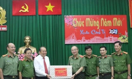 Phó Thủ tướng Thường trực Trương Hoà Bình thăm, chúc Tết Công an TPHCM