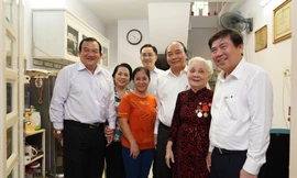 Thủ tướng Nguyễn Xuân Phúc tặng quà gia đình chính sách tại TPHCM