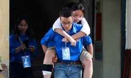 Xúc động thí sinh bị nạn được thanh niên tình nguyện cõng lên tầng 3 dự thi