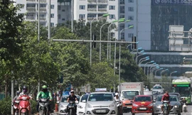 Tuyến đường Lê Văn Lương nắng thiêu đốt đến nỗi mặt đường như bốc hơi, xuất hiện ảo ảnh.