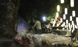 Đường phố Hà Nội ngập ngụa rác sau đêm Trung thu