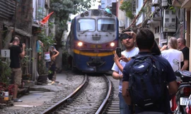 Khách Tây đùa giỡn với tử thần ở 'Xóm đường tầu' Hà Nội