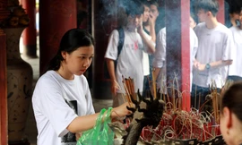 Dù thời tiết nóng bức nhưng rất đông sĩ tử và phụ huynh đến Văn Miếu - Quốc Tử Giám để thắp hương cầu may.