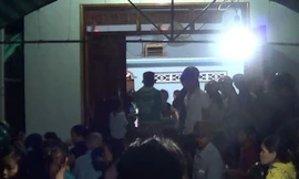 Rất đông người dân đến chia buồn cùng gia đình các nạn nhân và lực lượng cứu hộ nỗ lực tìm kiếm các thi thể bị vùi lấp (Ảnh: Văn Tài)