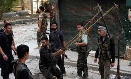 Một nhóm quân nổi dậy đang dùng súng cao su tấn công vào quân chính phủ