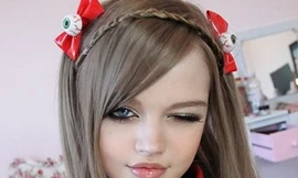 Cô gái giống hệt búp bê Barbie hút hồn cư dân mạng