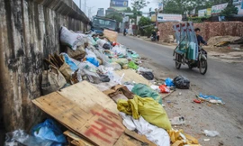 Thời điểm rác ùn tắc nhiều nơi khu vực phường An Dương, quận Tây Hồ ngày 19/11