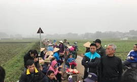 Người dân chặn đường bãi rác Nam Sơn. Ảnh: Trần Thanh