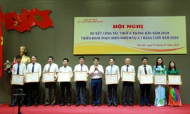 Chủ tịch UBND thành phố Nguyễn Đức Chung trao Bằng khen cho 10 tập thể thuộc Cục thuế Hà Nội
