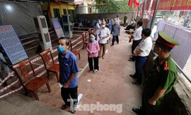 Cử tri đi bầu lại tại xã Tráng Việt. Ảnh: Hoàng Mạnh Thắng