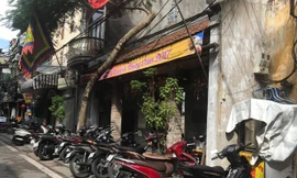 Bãi đỗ xe ở Đình Quan Đế (Hàng Buồm). Ảnh: Trần Hoàng