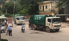 Những chiếc xe rác đầu tiên vận chuyển vào bãi rác Nam Sơn sau khi người dân rút lều lán chăn đường.