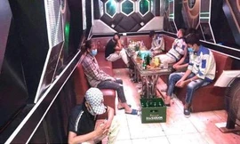 Quán karaoke tổ chức cho khách hát khi đang thực hiện Chỉ thị số 17 của thành phố