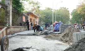 Chủ tịch Hà Nội yêu cầu xử lý, 'bêu tên' quận, huyện thi công vỉa hè ẩu