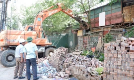 Cưỡng chế thu hồi khu đất bị chiếm dụng gần 10 năm ở hồ Ba Mẫu